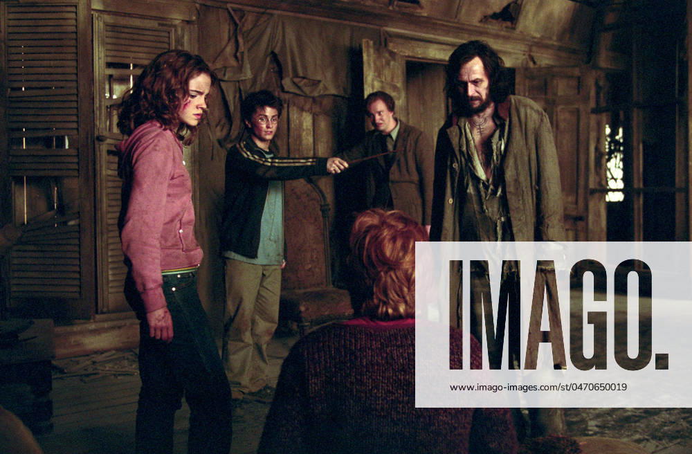 From left to right: EMMA WATSON as Hermione Granger, DANIEL RADCLIFFE as Harry Potter, DAVID THEWLIS as Professor Lupin, GARY OLDMAN as Sirius Black and RUPERT GRINT as Ron Weasley (back to camera) in Warner Bros. Pictures Harry Potter and the Prisoner of Azkaban. ONLY FOR EDITORIAL USE FAM12005