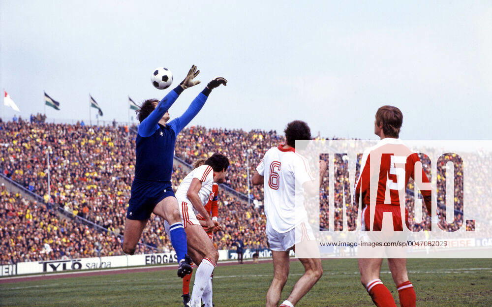 DFB-Pokal Finale 1978 1. FC Köln - Fortuna Düsseldorf Deutschland, Gelsenkirchen, 15.04.1978, Fussball, DFB-Pokal, Saison 1977 1978, Finale in Gelsenkirchen, 1. FC Köln - Fortuna Düsseldorf (2:0): v.l. Jörg Daniel (Fortuna Düsseldorf), Gerd Strack, Bernd Cullmann (beide 1. FC Köln).