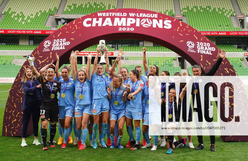 Bilder des Jahres 2020, Sport 03 März WLEAGUE FINAL CITY SYDNEY FC, Stephanie Catley of Melbourne City and her teammates celebrate with the trophy after winning the W-League Grand Final match between Melbourne City Women and Sydney FC Women at AAMI Park in Melbourne, Saturday, March 21, 2020. ( NO ARCHIVING, , NO USE IN BOOKS WITHOUT CONSENT MELBOURNE VIC AUSTRALIA