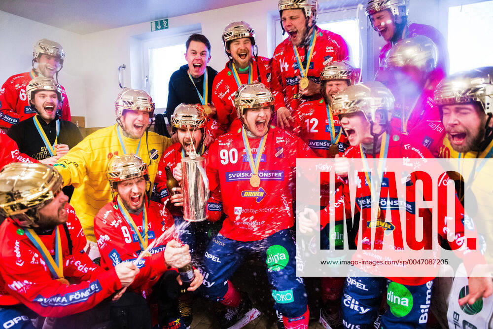Bilder des Jahres 2020, Sport 03 März 200321 Edsbyns malvakt Anders Svensson, Hans Andersson, Mattias Hammarström, Simon Jansson, Ted Hedell, Joakim Svensk, Martin Frid spelare jublar efter SM-finalen i bandy mellan Villa Lidköping och Edsbyn den 21 mars 2020 i Uppsala.