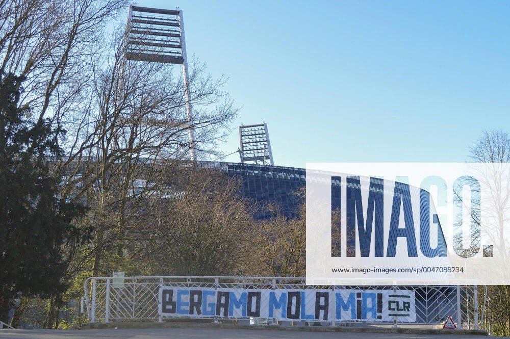 Bilder des Jahres 2020, Sport 03 März SARS-CoV-2 Covid-19). Weser Stadion 22.03.2020, Osterdeich, Bremen, SARS-CoV-2 Covid-19). Weser Stadion, im Bild Thema Corona Feature rund um das Weserstadion - Stadionbereich - Uebersicht, Solarzellen, Banner, Weserstadion mit Schriftzug an der Brücke Bergamo mola mia! ( deutsch: Bergamo gib nicht auf! )