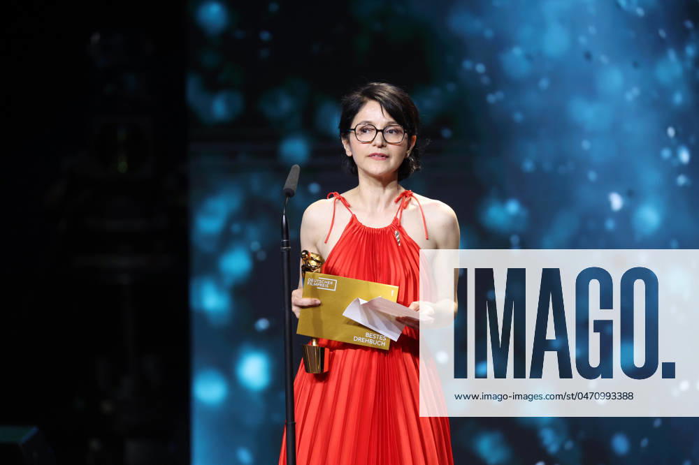 Deutscher Filmpreis 2024 BESTES DREHBUCH AysÌße Polat · IM TOTEN WINKEL bei der Verleihung der Lola - Deutscher Filmpreis 2024 im Theater am Potsdamer Platz in Berlin 03.05.2024