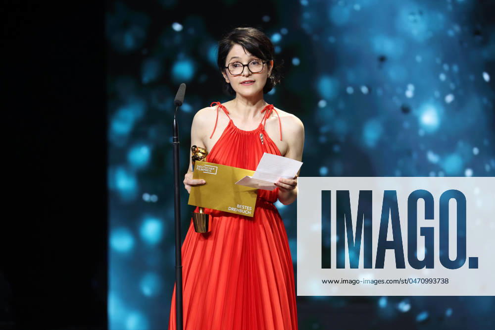 Deutscher Filmpreis 2024 BESTES DREHBUCH AysÌße Polat · IM TOTEN WINKEL bei der Verleihung der Lola - Deutscher Filmpreis 2024 im Theater am Potsdamer Platz in Berlin 03.05.2024