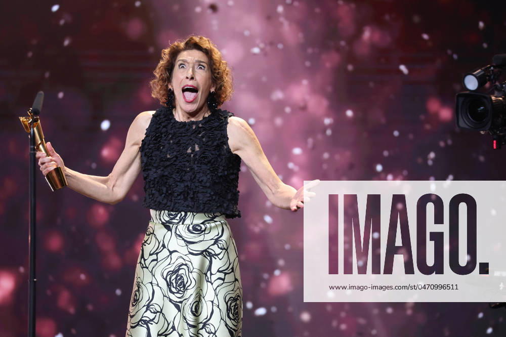 Bilder des Jahres 2024, Entertainment 05 Mai Entertainment Themen der Woche KW18 Deutscher Filmpreis 2024 BESTE WEIBLICHE NEBENROLLE Adele Neuhauser · 15 JAHRE bei der Verleihung der Lola - Deutscher Filmpreis 2024 im Theater am Potsdamer Platz in Berlin 03.05.2024