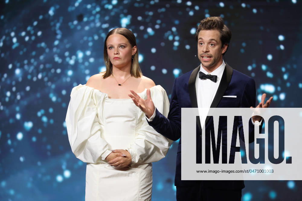 Deutscher Filmpreis 2024 Tobias Krell (Checker Tobi) und Jasna Fritzi Bauer bei der Verleihung der Lola - Deutscher Filmpreis 2024 im Theater am Potsdamer Platz in Berlin 03.05.2024