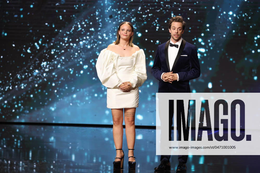 Deutscher Filmpreis 2024 Tobias Krell (Checker Tobi) und Jasna Fritzi Bauer bei der Verleihung der Lola - Deutscher Filmpreis 2024 im Theater am Potsdamer Platz in Berlin 03.05.2024