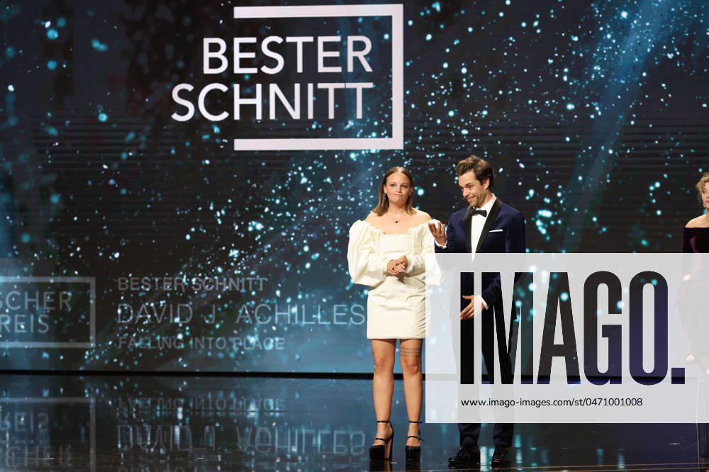 Deutscher Filmpreis 2024 Tobias Krell (Checker Tobi) und Jasna Fritzi Bauer bei der Verleihung der Lola - Deutscher Filmpreis 2024 im Theater am Potsdamer Platz in Berlin 03.05.2024