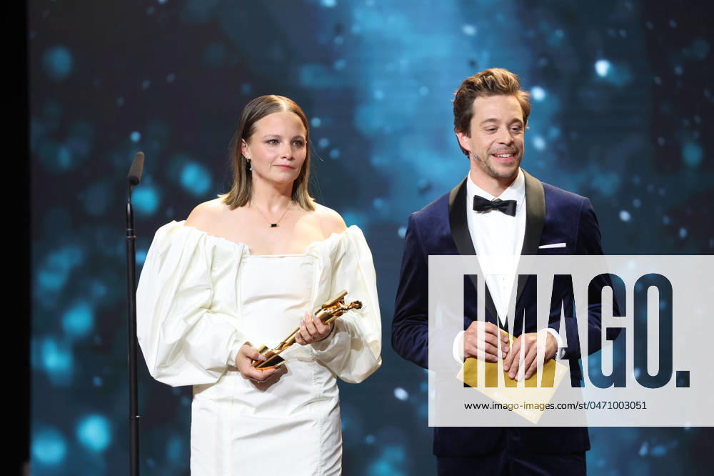Deutscher Filmpreis 2024 Tobias Krell (Checker Tobi) und Jasna Fritzi Bauer bei der Verleihung der Lola - Deutscher Filmpreis 2024 im Theater am Potsdamer Platz in Berlin 03.05.2024