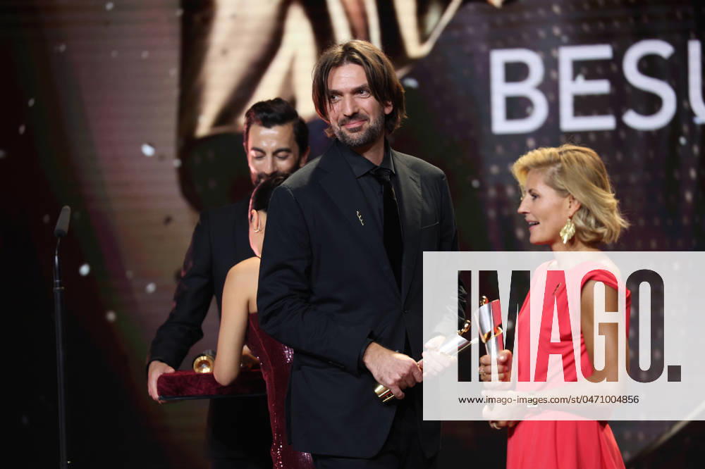Deutscher Filmpreis 2024 BESUCHERSTÄRKSTER FILM - 3 Fragezeichen bei der Verleihung der Lola - Deutscher Filmpreis 2024 im Theater am Potsdamer Platz in Berlin 03.05.2024