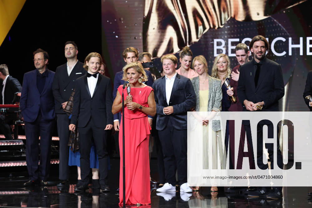 Deutscher Filmpreis 2024 BESUCHERSTÄRKSTER FILM - 3 Fragezeichen bei der Verleihung der Lola - Deutscher Filmpreis 2024 im Theater am Potsdamer Platz in Berlin 03.05.2024