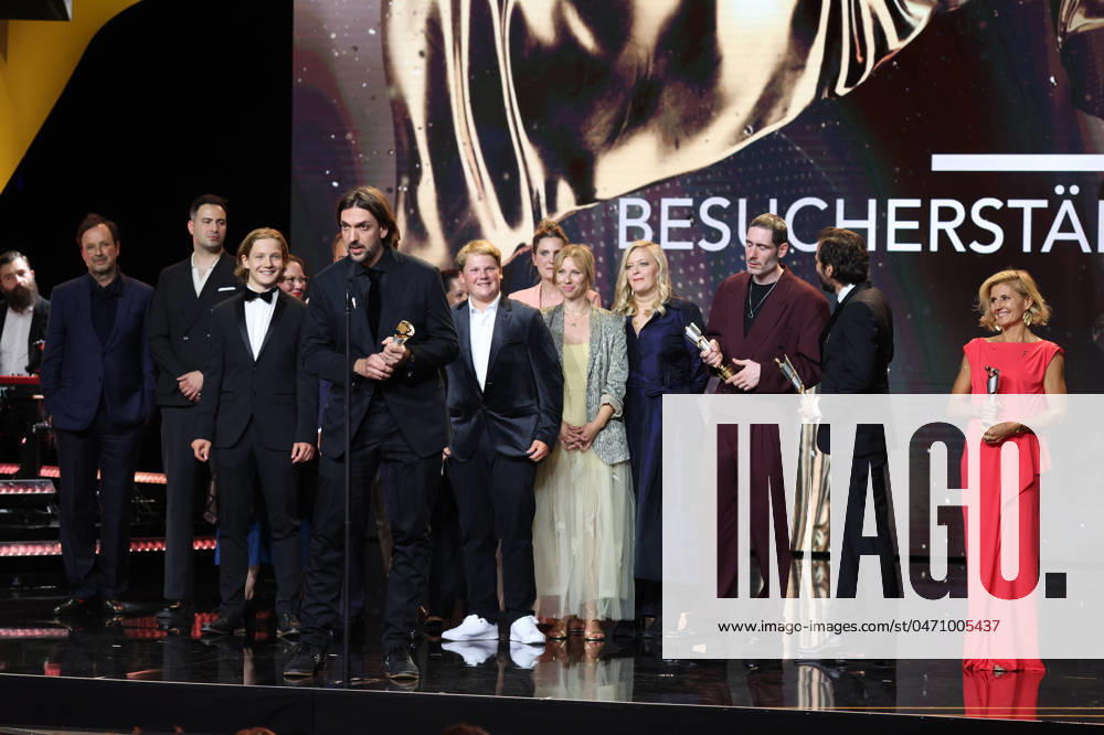 Deutscher Filmpreis 2024 BESUCHERSTÄRKSTER FILM - 3 Fragezeichen bei der Verleihung der Lola - Deutscher Filmpreis 2024 im Theater am Potsdamer Platz in Berlin 03.05.2024
