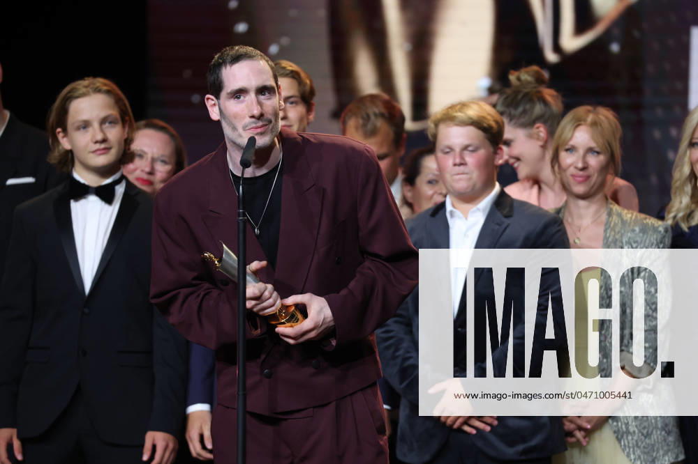 Deutscher Filmpreis 2024 BESUCHERSTÄRKSTER FILM - 3 Fragezeichen bei der Verleihung der Lola - Deutscher Filmpreis 2024 im Theater am Potsdamer Platz in Berlin 03.05.2024