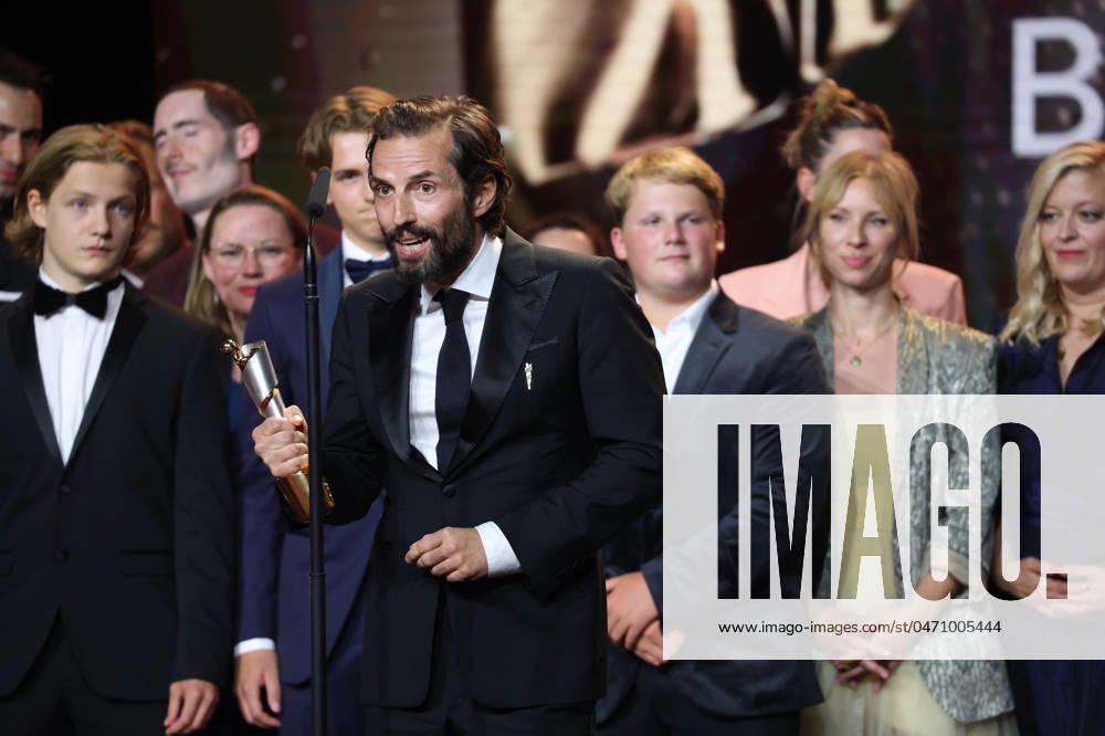 Deutscher Filmpreis 2024 BESUCHERSTÄRKSTER FILM - 3 Fragezeichen bei der Verleihung der Lola - Deutscher Filmpreis 2024 im Theater am Potsdamer Platz in Berlin 03.05.2024