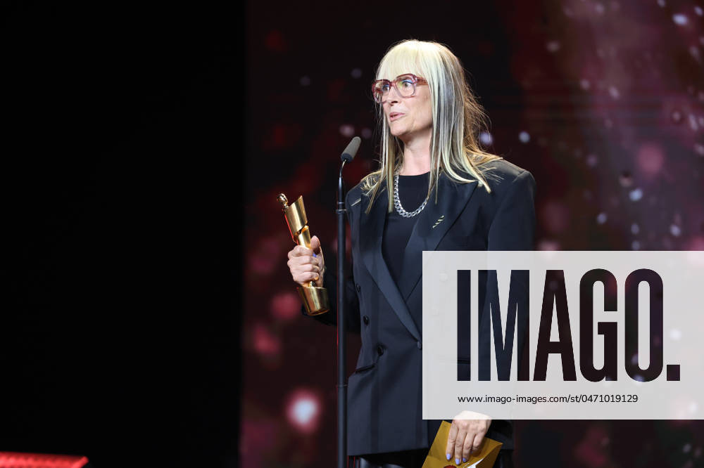 Deutscher Filmpreis 2024 BESTES KOSTÜMBILD Ingken Benesch · GIRL YOU KNOW ITS TRUE bei der Verleihung der Lola - Deutscher Filmpreis 2024 im Theater am Potsdamer Platz in Berlin 03.05.2024