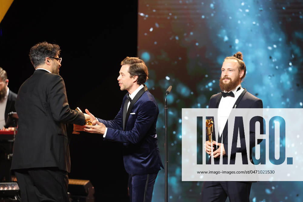 Deutscher Filmpreis 2024 Tobias Krell (Checker Tobi) und BESTE VISUELLE EFFEKTE Kariem Saleh, Adrian Meyer · DIE THEORIE VON ALLEM bei der Verleihung der Lola - Deutscher Filmpreis 2024 im Theater am Potsdamer Platz in Berlin 03.05.2024