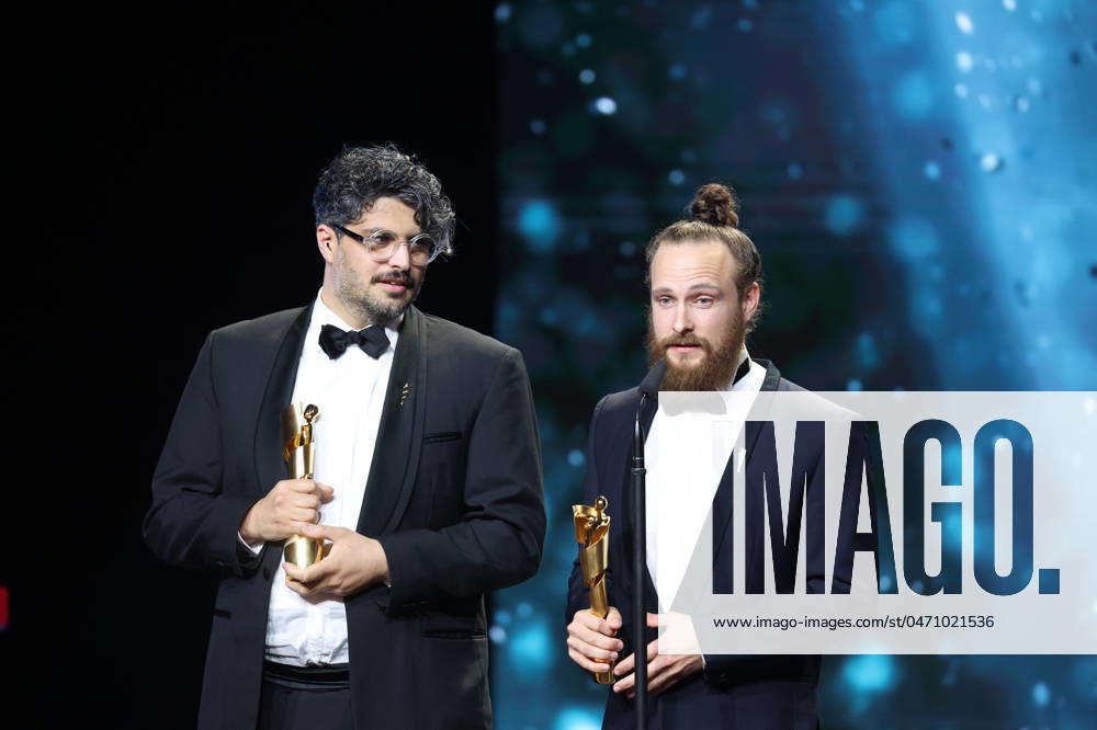Deutscher Filmpreis 2024 Tobias Krell (Checker Tobi) und BESTE VISUELLE EFFEKTE Kariem Saleh, Adrian Meyer · DIE THEORIE VON ALLEM bei der Verleihung der Lola - Deutscher Filmpreis 2024 im Theater am Potsdamer Platz in Berlin 03.05.2024