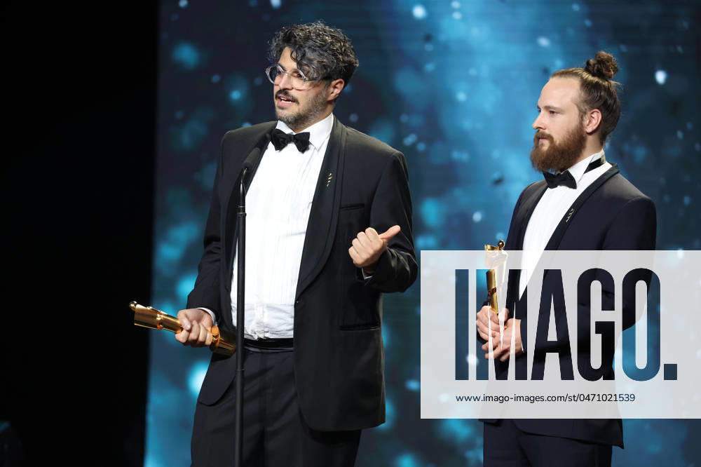 Deutscher Filmpreis 2024 Tobias Krell (Checker Tobi) und BESTE VISUELLE EFFEKTE Kariem Saleh, Adrian Meyer · DIE THEORIE VON ALLEM bei der Verleihung der Lola - Deutscher Filmpreis 2024 im Theater am Potsdamer Platz in Berlin 03.05.2024