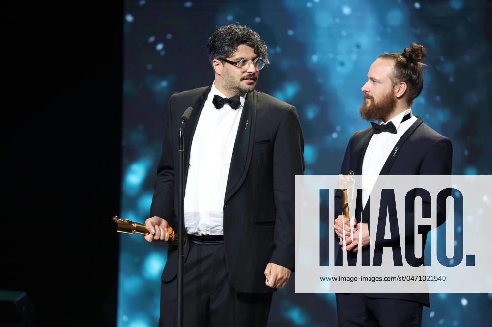 Deutscher Filmpreis 2024 Tobias Krell (Checker Tobi) und BESTE VISUELLE EFFEKTE Kariem Saleh, Adrian Meyer · DIE THEORIE VON ALLEM bei der Verleihung der Lola - Deutscher Filmpreis 2024 im Theater am Potsdamer Platz in Berlin 03.05.2024