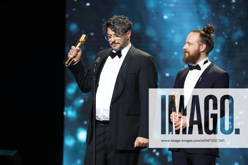 Deutscher Filmpreis 2024 Tobias Krell (Checker Tobi) und BESTE VISUELLE EFFEKTE Kariem Saleh, Adrian Meyer · DIE THEORIE VON ALLEM bei der Verleihung der Lola - Deutscher Filmpreis 2024 im Theater am Potsdamer Platz in Berlin 03.05.2024