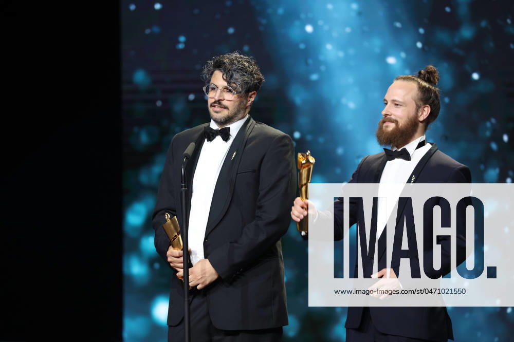 Deutscher Filmpreis 2024 Tobias Krell (Checker Tobi) und BESTE VISUELLE EFFEKTE Kariem Saleh, Adrian Meyer · DIE THEORIE VON ALLEM bei der Verleihung der Lola - Deutscher Filmpreis 2024 im Theater am Potsdamer Platz in Berlin 03.05.2024