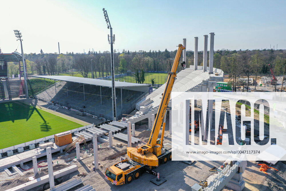 KW14 Baustand Gegengerade am 04.04.2020 in Karlsruhe (Wildparkstadion), Germany Die neue Tribüne im Wildparkstadion des Karlsruher Sportclubs. Das erste Element steht. Karlsruhe Wildparkstadion Baden-Württemberg Germany
