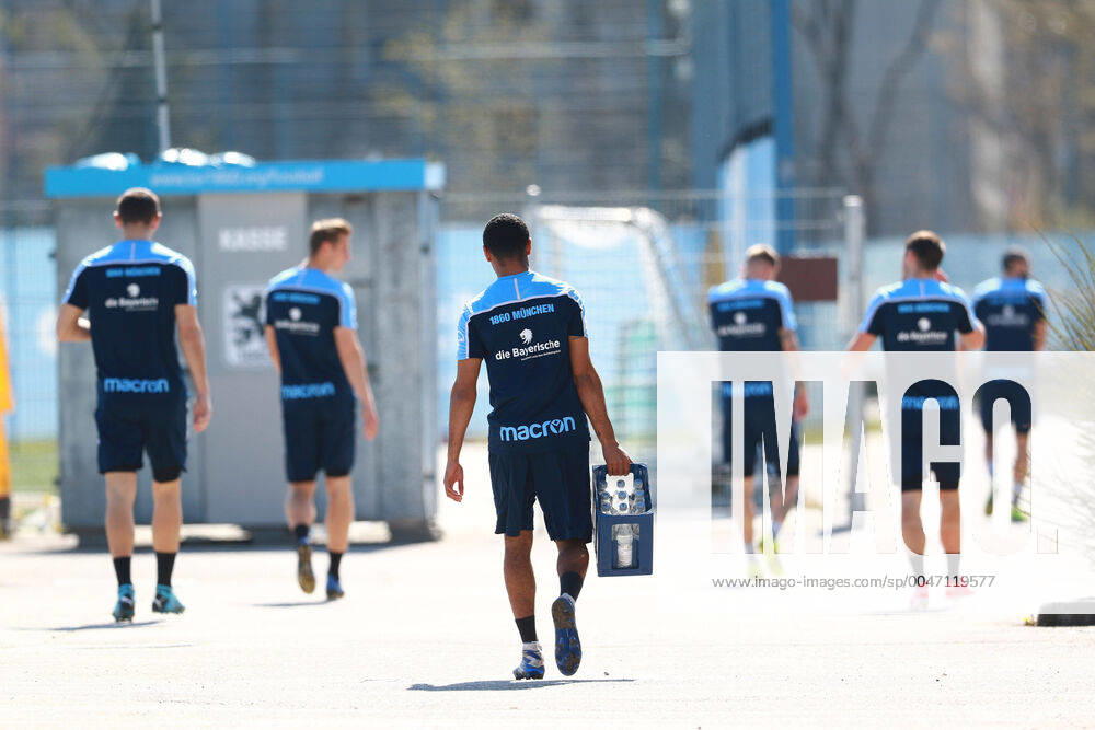 KW15 Die Gruppe um Sascha Mölders (re.) ist mt genügend Abstand voneinander auf dem Weg zum Training Das Training der 1860-Mannschaft ist wegen Coronavirus- Gefahr nicht öffentlich. TSV 1860 nimmt das Training heute auf dem Platz wieder auf. Unter strengen Auflagen in Kleingruppen werden erste Einheiten nach der Zwangspause wegen der Coronavirus-Pandemie absolviert. Fussball 3. Liga 06.04.2020 TSV 1860 München Training
