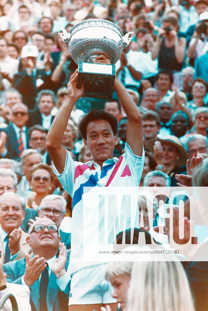Tennis, French Open: Michael Chang of USA celebrates with the trophy after the final against Stefan Edberg of Sweden in the French Open final on June 11, 1989 in Paris, France. BILDBYRAN