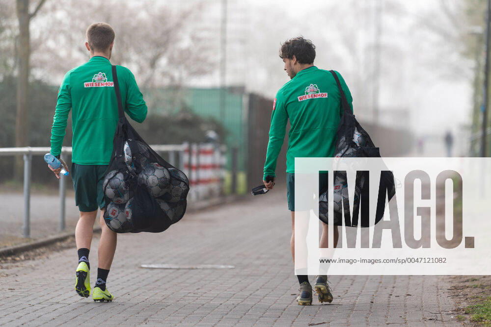 KW15 GER, 1.FBL, Werder Bremen - 1. TAG nach Corona ohne Training 07.04.2020, wohninvest WESERSTADION,, Bremen, GER, 1.FBL, Werder Bremen - 1. TAG nach Corona ohne Training, im Bild Johannes Eggestein (Werder Bremen 24) Simon Straudi (Werder Bremen 26)