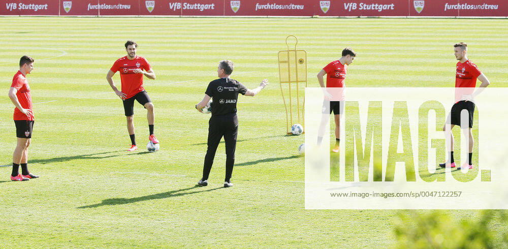 KW15 Stuttgart , Fußball Training VfB Stuttgart , Wiederaufnahme des Trainings nach der Coronapause ; von links: Mario Gomez Hamada Al Ghaddioui Rainer Widmayer Mateo Klimowicz Sasa Kalajdzic