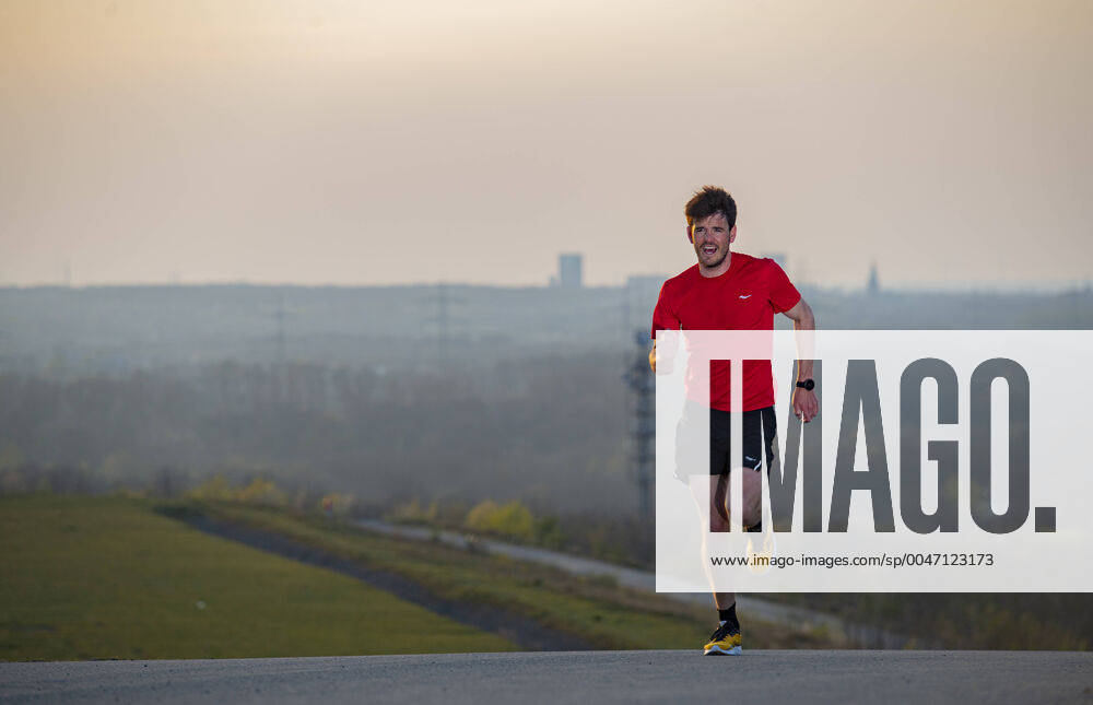KW15 Profi Triathlet Patrick Dirksmeier beim Berg Lauftraining auf der Halde Hoheward zwischen Herten und Recklinghausen in NRW am 07.04.2020 Patrick Dirksmeier läuft die Halde hoch,