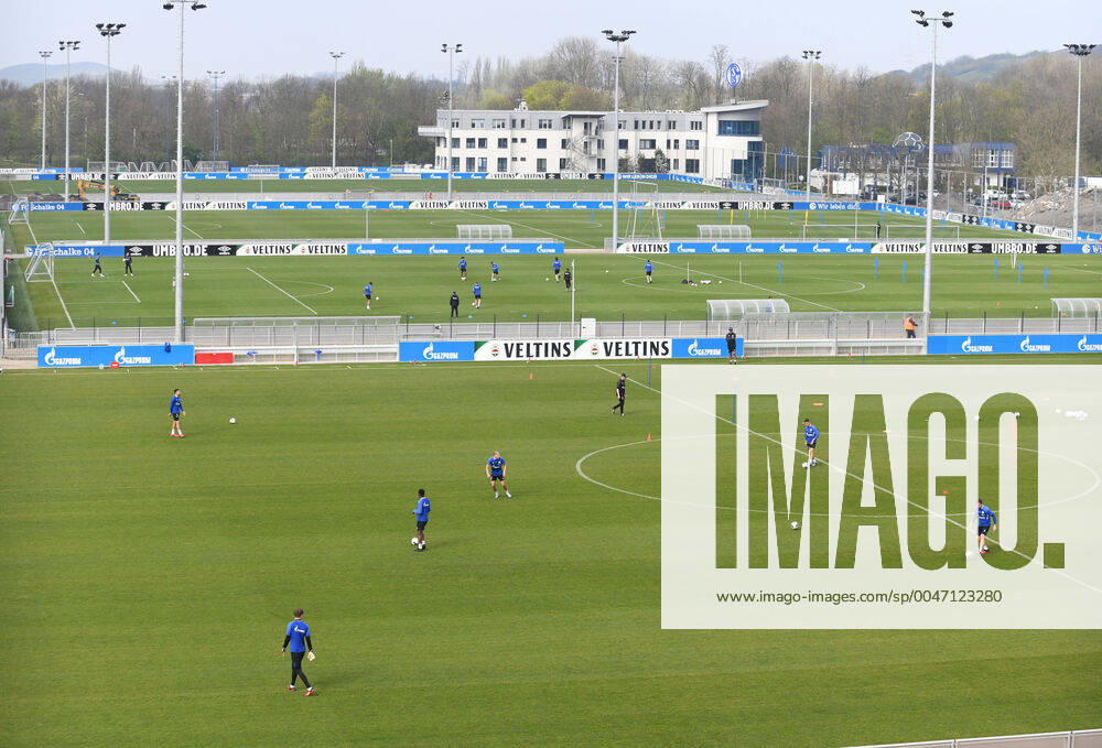 Fussball GER, 1. Bundesliga Saison 2019 2020, Corona Training FC Schalke 04, , Training mit viel Abstand auf drei Plaetzen, hinten die Geschaeftsstelle Gelsenkirchen Nordrhein-Westfalen Deutschland