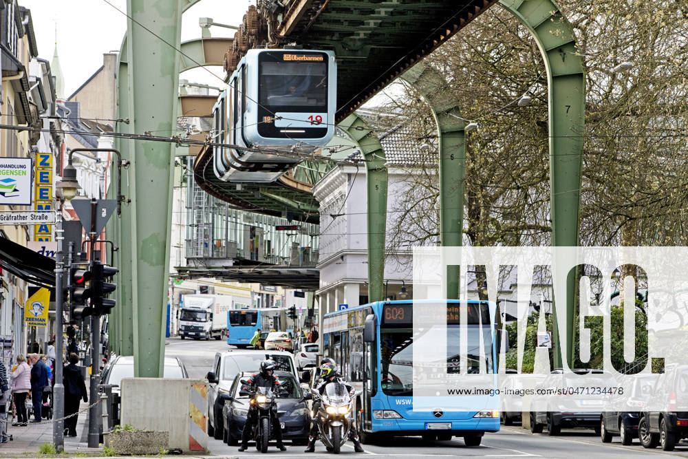 Verkehr mit Schwebebahn, Bus, Autos uns Motorraedern in Vohwinkel,, Deutschland, NRW, Bergisches Land, Wuppertal Traffic with suspension railroad, bus, cars and motorcycles in Vohwinkel, Germany, North Rhine-Westphalia, Bergisches Land, Wuppertal BLWS708999