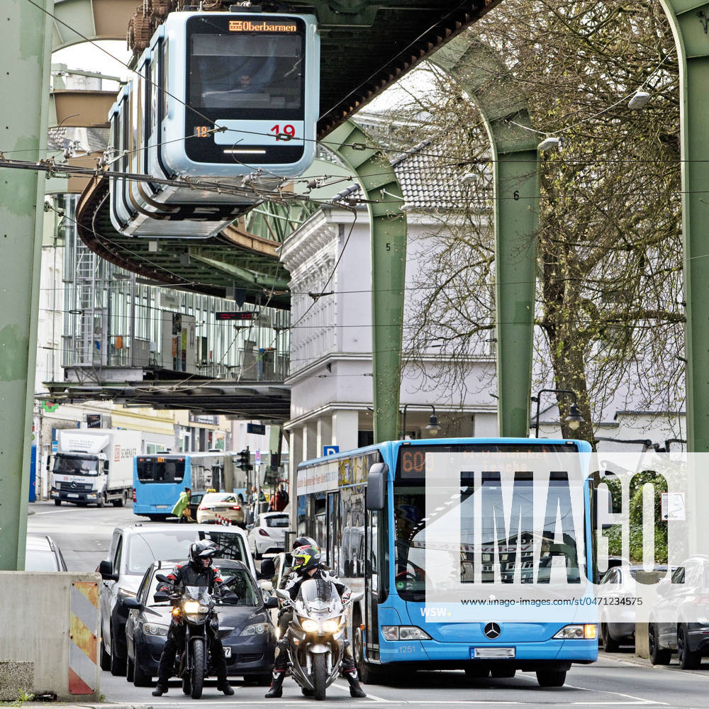 Verkehr mit Schwebebahn, Bus, Autos uns Motorraedern in Vohwinkel,, Deutschland, NRW, Bergisches Land, Wuppertal Traffic with suspension railroad, bus, cars and motorcycles in Vohwinkel, Germany, North Rhine-Westphalia, Bergisches Land, Wuppertal BLWS709000
