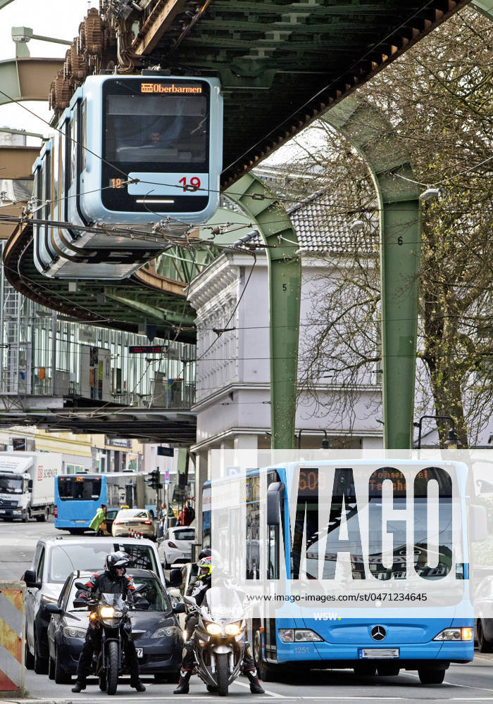 Verkehr mit Schwebebahn, Bus, Autos uns Motorraedern in Vohwinkel,, Deutschland, NRW, Bergisches Land, Wuppertal Traffic with suspension railroad, bus, cars and motorcycles in Vohwinkel, Germany, North Rhine-Westphalia, Bergisches Land, Wuppertal BLWS709001