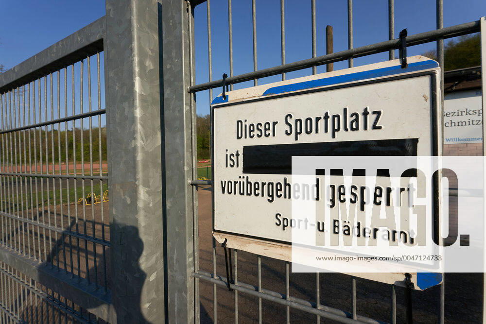 KW15 Die Sportplätze an der Schnitzers Wiese sind trotz sommerlichen Wetters menschenleer. Aufgrund der Coronakrise sind derzeit alle Sportanlagen gesperrt. Coronavirus -Sportanlagen Koblenz