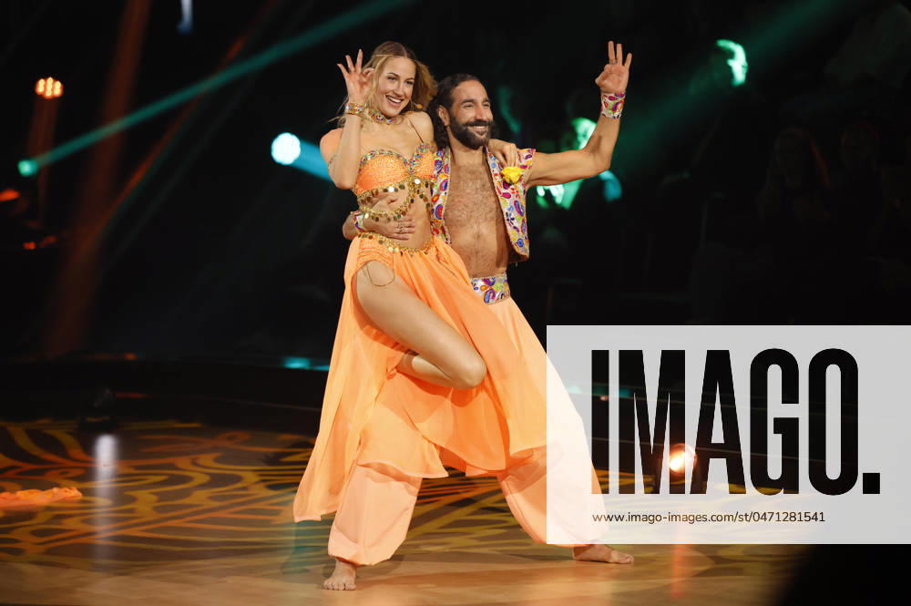 Lulu Lewe mit Massimo Sinato in der neunten Live-Show der 17. Staffel der RTL-Tanzshow Let s Dance im MMC Coloneum. Köln