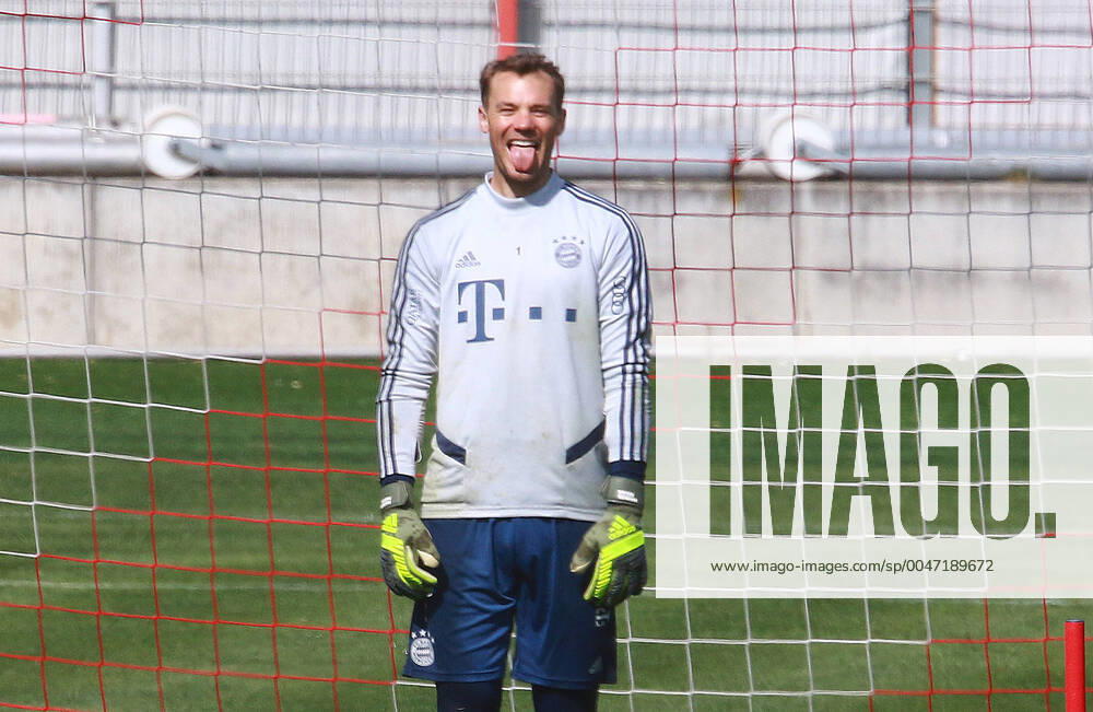 KW16 Torwart Manuel Neuer scherzt und lacht Fussball FC Bayern München 15.04.2020 Training