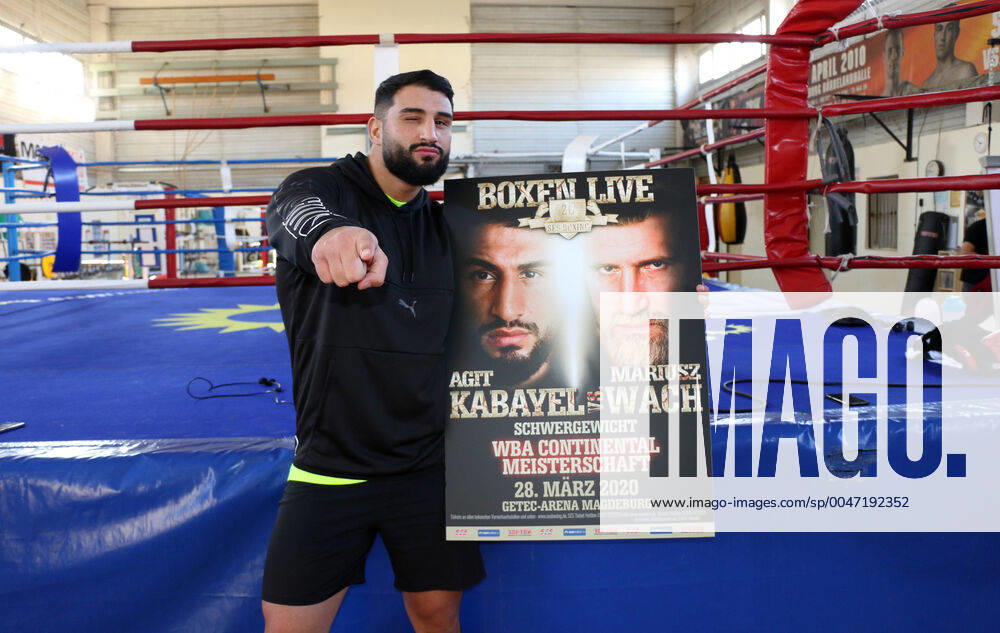 SES-Gym: Bruno-Taut-Ring: Agit Kabayel mit Kampfplakat Mariusz Wach