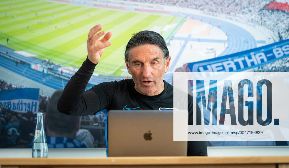 KW16 ACHTUNG: POOLFOTO Hertha BSC City-Press GmbH Pool GER, Hertha BSC Berlin Training 16.04.2020, Schenkendorfplatz, Berlin, GER, Hertha BSC Berlin Training, im Bild Trainer Bruno Labbadia von Hertha BSC im VideoCall Interview nach dem Training