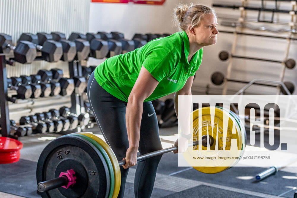 KW16 Kugelstoßerin Sara Gambetta (SV Halle) beim Krafttraining Im Zuge der Beschränkungen durch die Corona-Krise und der Olympiaabsage trainieren die Damen der Werfergruppe des SV Halle mit Sondergenehmigung auf der Wurfanlage Brandberge. Halle Saale Sachsen-Anhalt Deutschland