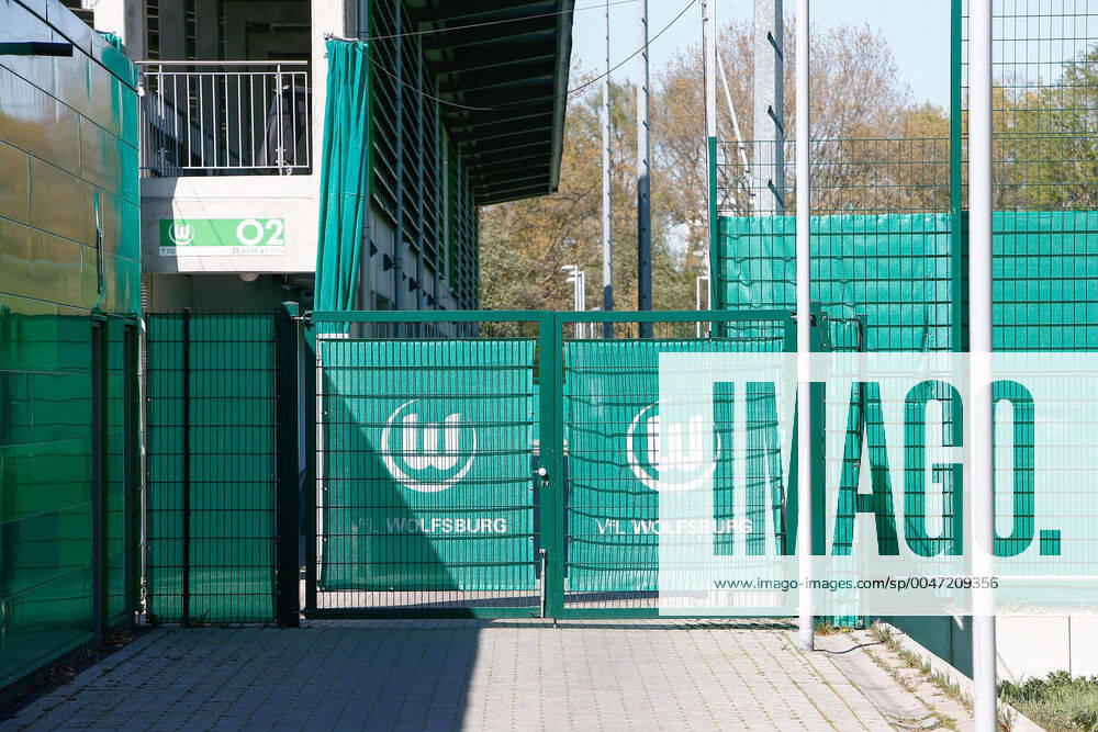 Folgen des Corona Virus in Wolfsburg, Vereinslogo des VfL Wolfsburg am Trainingsplatz. Der Verein bereitet sich mit nicht oeffentlichen Trainingseinheiten auf die Fortsetzung der Bundesliga Saison vor. Wolfsburg