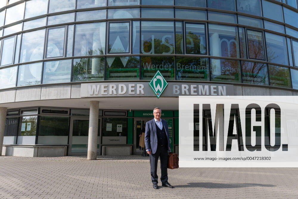 KW18 GER, 1.FBL, Werder Bremen Training 28.04.2020, Trainingsgelaende am wohninvest WESERSTADION,, Bremen, GER, 1.FBL, Werder Bremen Training, im Bild Günter Guenter Distelrath ( Praesident Niedersächsischer Fußballverband) am Dienstag morgen vor dem Eingang zur Geschaeftsstelle des SV Werder Bremen - turnusmaessige Besprechnung mit dem Vorstand