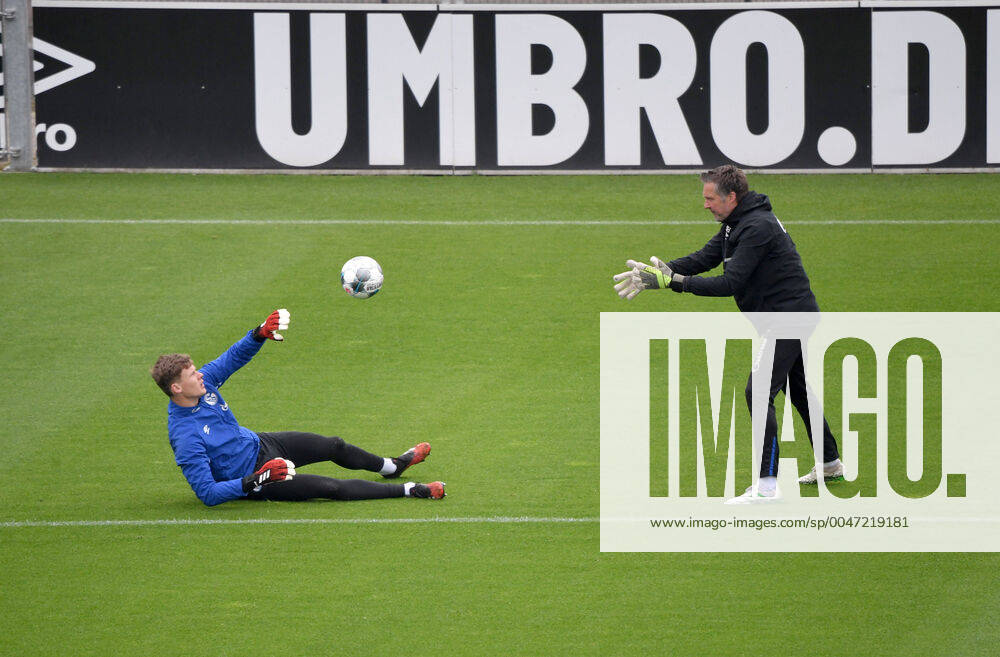 Fussball GER, 1. Bundesliga Saison 2019 2020, Training FC Schalke 04, , Torwart Alexander Nübel, Alexander Nuebel (Schalke 04), Torwarttrainer Simon Henzler (Schalke 04), v.li. Gelsenkirchen Nordrhein-Westfalen Deutschland