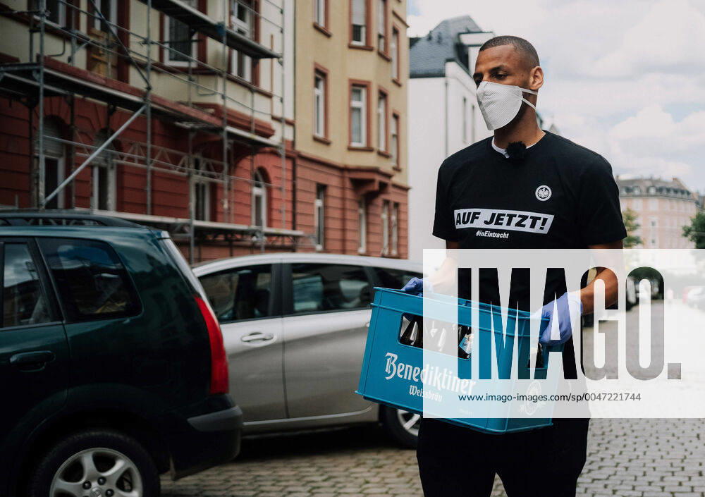 KW18 Fussball 1.Bundesliga, Eintracht Frankfurt - Auf jetzt! In Eintracht für die Region. Djibril Sow auf Pfand-Tour durch Frankfurt, v.l. Djibril Sow (Eintracht Frankfurt) Fussball 1.Bundesliga, Eintracht Frankfurt - Aktion Auf jetzt, Djibril Sow auf Pfand-Tour durch Frankfurt