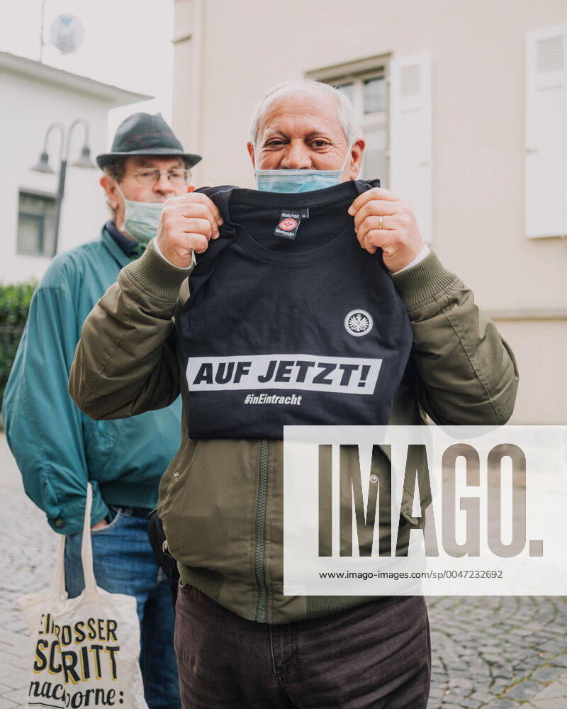 Bilder des Jahres 2020, Sport 04 April Auf jetzt! In Eintracht für die Region am 30.04.2020 in der Diakonie in GießenAxel Hellmann und Uwe Bein zu Besuch bei der Diakonie in Gießen.Axel Hellmann und Uwe Bein konnten mit einigen wohnungslosen und in Not geratenen Menschen in Kontakt treten und diese mit Geschenken überraschen. Die Gespräche mit den von Wohnungslosigkeit Betroffenen haben Uwe Bein beeindruckt. Auf jetzt! In Eintracht für die Region