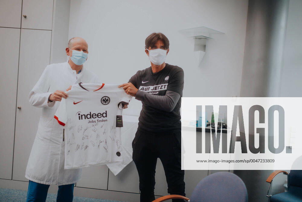Bilder des Jahres 2020, Sport 04 April Auf jetzt! In Eintracht für die Region am 28.04.2020 in der Helios Klinik in Wiesbaden Bruno Hübner, Gelson Fernandes und Filip Kostic machen sich auf den Weg in die Landeshauptstadt Wiesbaden, um hinter die Kulissen der Helios Klinik zu blicken. Sportdirektor Hübner hat dabei eine ganz besondere Verbindung zur Klinik, weil seine drei Kinder hier zur Welt gekommen sind. Von der Leistung des medizinischen Personals zeigt er sich beeindruckt. Auf jetzt! In Eintracht für die Region