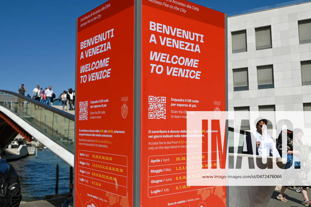 Eine Stele informiert Besucher der italienischen Stadt Venedig über ein Eintrittsgeld für Tagesbesucher. Fünf Euro musste jeder Besucher zahlen, der die Lagunenstadt besuchen wollte. Die Gebühr galt durchgehend vom 25. April bis zum 5. Mai. Ab dem Wochenende müssen dann Besucher bis Mitte Juli praktisch an allen Samstagen und Sonntagen Eintritt zahlen. Venedig Venetien Italien