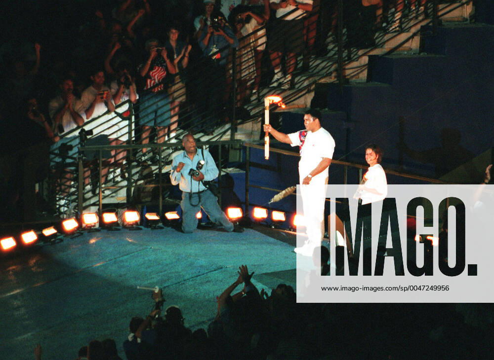 Summer Olympics 1996, Opening Ceremony: Muhammad Ali lights the olympic flame during the opening ceremony at The Summer Olympic Games, Olympische Spiele, Olympia, OS on July 19, 1996 in Atlanta, USA. BILDBYRAN