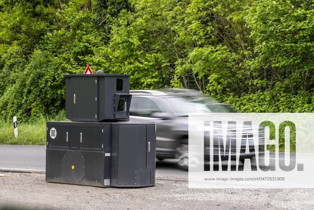 Semistationärer Blitzer an der B227, Hattinger Straße, eingesetzt von der Stadt Gelsenkirchen, Modell TraffiStar S350 von Jenoptik, das Gerät steht temporär, autark bis zu einer Woche, an verschiedenen Messpunkten, kann in 2 Richtungen messen und Blitzen, Lasermesstechnologie, Daten werden per Mobilfunk an die Stadt verschickt, ist auf einem geschützten Anhänger verbaut, im Volksmund auch Panzerblitzer genannt, hier eine 50km h Zone, NRW, Deutschland, Verkehrsblitzer