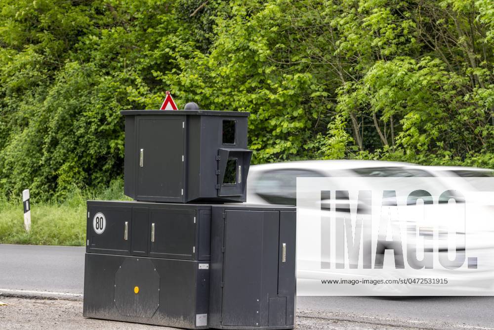 Semistationärer Blitzer an der B227, Hattinger Straße, eingesetzt von der Stadt Gelsenkirchen, Modell TraffiStar S350 von Jenoptik, das Gerät steht temporär, autark bis zu einer Woche, an verschiedenen Messpunkten, kann in 2 Richtungen messen und Blitzen, Lasermesstechnologie, Daten werden per Mobilfunk an die Stadt verschickt, ist auf einem geschützten Anhänger verbaut, im Volksmund auch Panzerblitzer genannt, hier eine 50km h Zone, NRW, Deutschland, Verkehrsblitzer